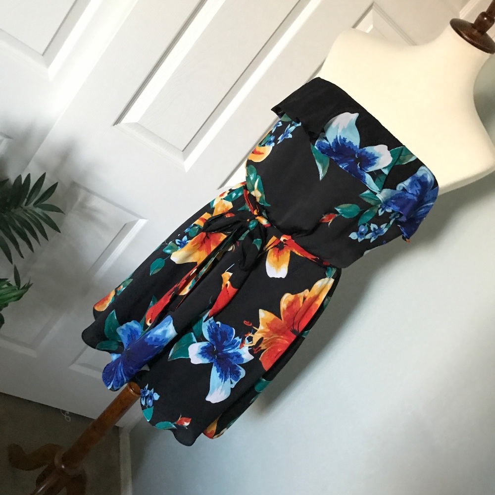 WHBM printed floral strapless dress.🎉🌴